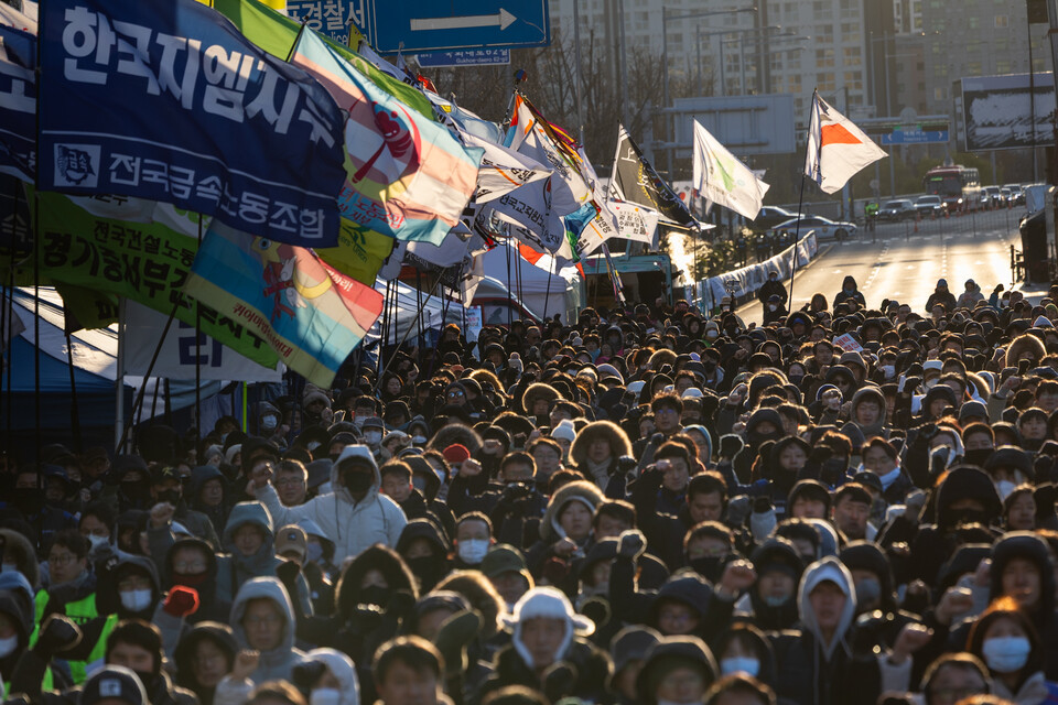 윤석열의 비상계엄 선포 1년을 맞은 3일, 민주노총이 오후 4시 서울 영등포구 국회의사당 앞 여의대로에서 결의대회를 열었다. 민주노총은 노동권 확대를 통핰 사회대개혁을 이뤄내야 내란세력을 청산할 수 있다고 강조했다. 사진=송승현