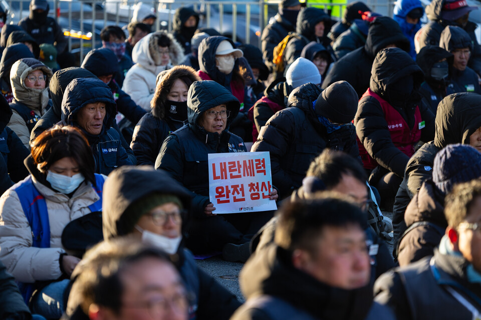 윤석열의 비상계엄 선포 1년을 맞은 3일, 민주노총이 오후 4시 서울 영등포구 국회의사당 앞 여의대로에서 결의대회를 열었다. 민주노총은 노동권 확대를 통핰 사회대개혁을 이뤄내야 내란세력을 청산할 수 있다고 강조했다. 사진=송승현