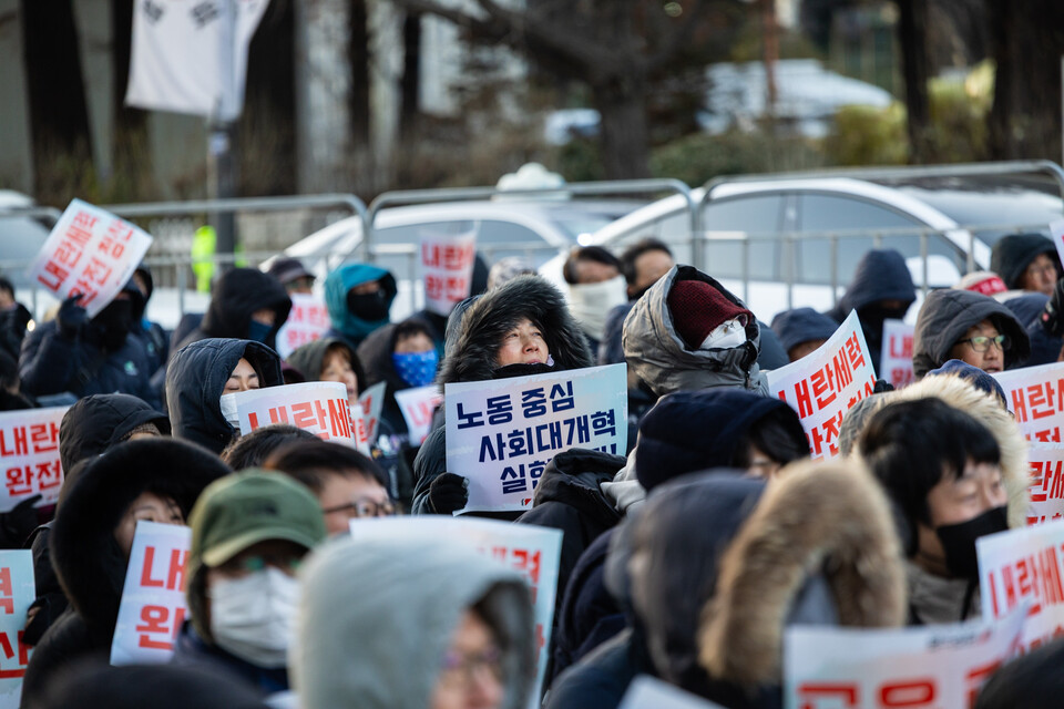 윤석열의 비상계엄 선포 1년을 맞은 3일, 민주노총이 오후 4시 서울 영등포구 국회의사당 앞 여의대로에서 결의대회를 열었다. 민주노총은 노동권 확대를 통핰 사회대개혁을 이뤄내야 내란세력을 청산할 수 있다고 강조했다. 사진=송승현