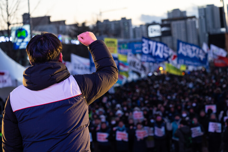 윤석열의 비상계엄 선포 1년을 맞은 3일, 민주노총이 오후 4시 서울 영등포구 국회의사당 앞 여의대로에서 결의대회를 열었다. 민주노총은 노동권 확대를 통핰 사회대개혁을 이뤄내야 내란세력을 청산할 수 있다고 강조했다. 사진=송승현