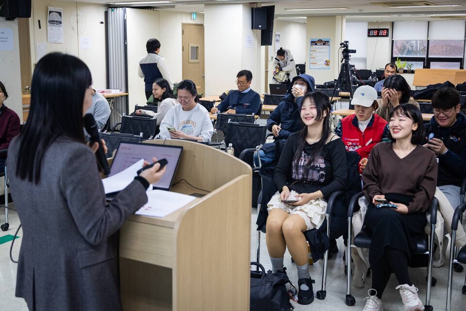 민주노총은 6일 오후 4시 서울 중구 금속노조 회의실에서 토크콘서트를 열어 ‘윤석열 탄핵광장과 청년노동’ 연구결과를 발표했다. 광장에서의 경험, 민주노총에 대한 기대와 주문, 청년 불안정 노동 문제 해결을 위한 요구 등을 중심으로한 패널 대담도 이어졌다. 사진=송승현
