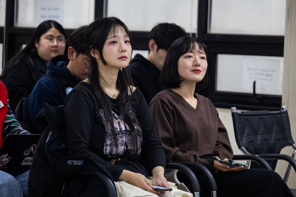 민주노총은 6일 오후 4시 서울 중구 금속노조 회의실에서 토크콘서트를 열어 ‘윤석열 탄핵광장과 청년노동’ 연구결과를 발표했다. 광장에서의 경험, 민주노총에 대한 기대와 주문, 청년 불안정 노동 문제 해결을 위한 요구 등을 중심으로한 패널 대담도 이어졌다. 사진=송승현