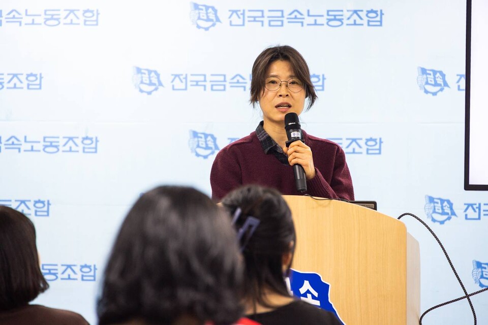 민주노총은 6일 오후 4시 서울 중구 금속노조 회의실에서 토크콘서트를 열어 ‘윤석열 탄핵광장과 청년노동’ 연구결과를 발표했다. 광장에서의 경험, 민주노총에 대한 기대와 주문, 청년 불안정 노동 문제 해결을 위한 요구 등을 중심으로한 패널 대담도 이어졌다. 사진=송승현