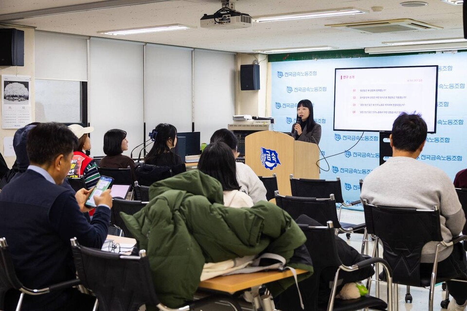민주노총은 6일 오후 4시 서울 중구 금속노조 회의실에서 토크콘서트를 열어 ‘윤석열 탄핵광장과 청년노동’ 연구결과를 발표했다. 광장에서의 경험, 민주노총에 대한 기대와 주문, 청년 불안정 노동 문제 해결을 위한 요구 등을 중심으로한 패널 대담도 이어졌다. 사진=송승현