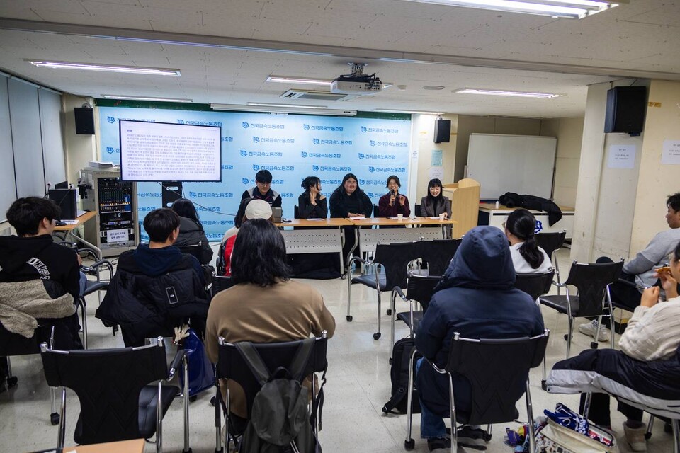 민주노총은 6일 오후 4시 서울 중구 금속노조 회의실에서 토크콘서트를 열어 ‘윤석열 탄핵광장과 청년노동’ 연구결과를 발표했다. 광장에서의 경험, 민주노총에 대한 기대와 주문, 청년 불안정 노동 문제 해결을 위한 요구 등을 중심으로한 패널 대담도 이어졌다. 사진=송승현