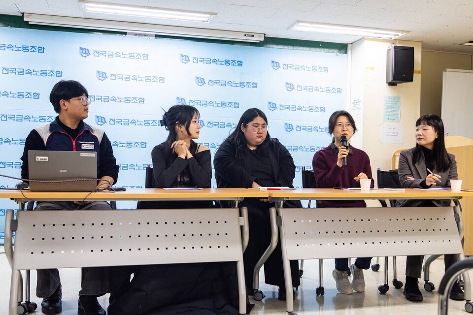 민주노총은 6일 오후 4시 서울 중구 금속노조 회의실에서 토크콘서트를 열어 ‘윤석열 탄핵광장과 청년노동’ 연구결과를 발표했다. 광장에서의 경험, 민주노총에 대한 기대와 주문, 청년 불안정 노동 문제 해결을 위한 요구 등을 중심으로한 패널 대담도 이어졌다. 사진=송승현