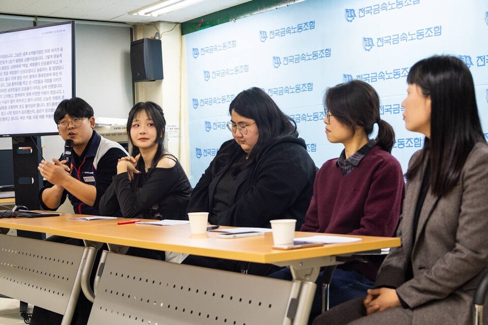 민주노총은 6일 오후 4시 서울 중구 금속노조 회의실에서 토크콘서트를 열어 ‘윤석열 탄핵광장과 청년노동’ 연구결과를 발표했다. 광장에서의 경험, 민주노총에 대한 기대와 주문, 청년 불안정 노동 문제 해결을 위한 요구 등을 중심으로한 패널 대담도 이어졌다. 사진=송승현