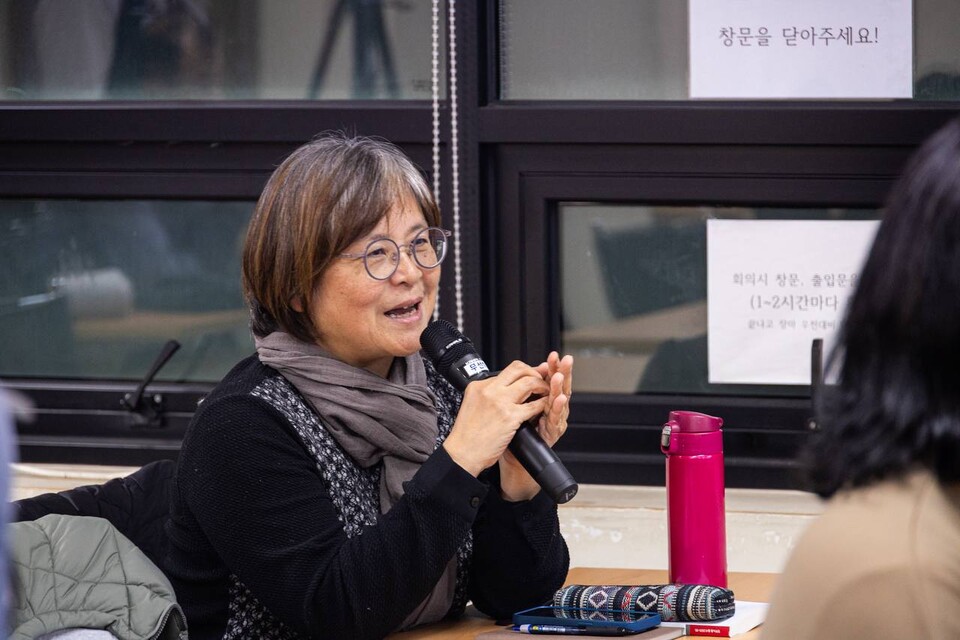 민주노총은 6일 오후 4시 서울 중구 금속노조 회의실에서 토크콘서트를 열어 ‘윤석열 탄핵광장과 청년노동’ 연구결과를 발표했다. 광장에서의 경험, 민주노총에 대한 기대와 주문, 청년 불안정 노동 문제 해결을 위한 요구 등을 중심으로한 패널 대담도 이어졌다. 사진=송승현