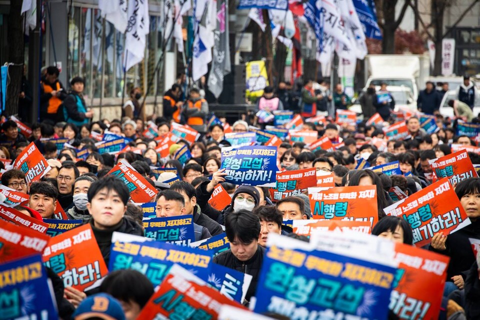 민주노총이 10일 서울 용산구 대통령집무실 인근 삼각지역 앞에서 결의대회를 열고 고용노동부의 개정 노조법 후속지침과 시행령, 가이드라인 폐기를 요구했다. 민주노총은 지난 11월 25일 고용노동부가 입법예고한 지침・시행령・가이드라인이 ‘법 개정 취지를 근본적으로 훼손한다’는 점을 지적했다. 이날 대회에는 민주노총 확대간부 2천여 명이 집결했다. 사진=송승현