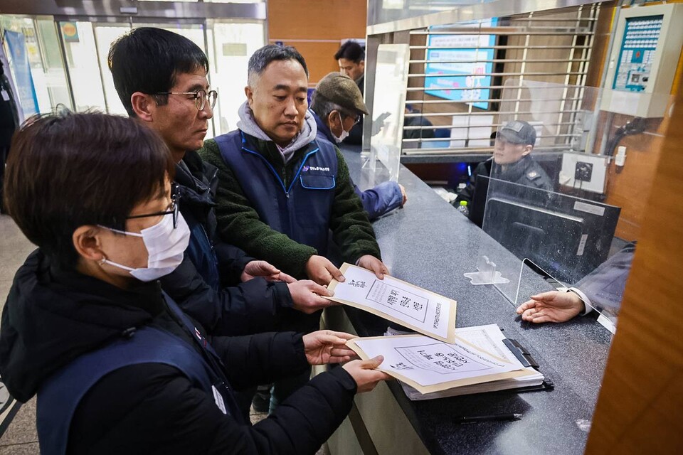 민주노총이 10일 서울 용산구 대통령집무실 인근 삼각지역 앞에서 결의대회를 열고 고용노동부의 개정 노조법 후속지침과 시행령, 가이드라인 폐기를 요구했다. 민주노총은 지난 11월 25일 고용노동부가 입법예고한 지침・시행령・가이드라인이 ‘법 개정 취지를 근본적으로 훼손한다’는 점을 지적했다. 이날 대회에는 민주노총 확대간부 2천여 명이 집결했다. 사진=양지웅