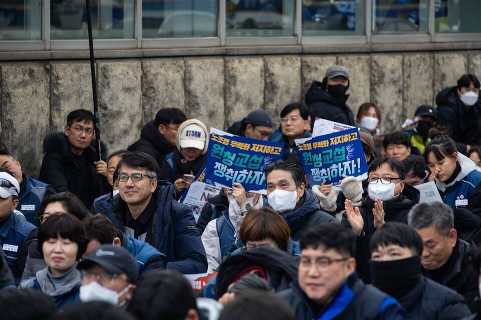 민주노총이 10일 서울 용산구 대통령집무실 인근 삼각지역 앞에서 결의대회를 열고 고용노동부의 개정 노조법 후속지침과 시행령, 가이드라인 폐기를 요구했다. 민주노총은 지난 11월 25일 고용노동부가 입법예고한 지침・시행령・가이드라인이 ‘법 개정 취지를 근본적으로 훼손한다’는 점을 지적했다. 이날 대회에는 민주노총 확대간부 2천여 명이 집결했다. 사진=송승현