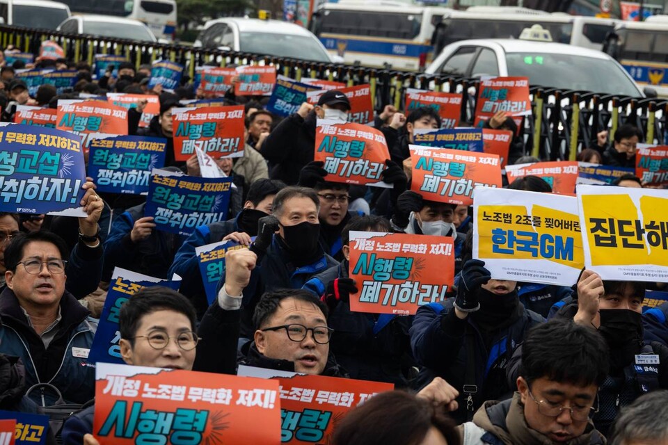 민주노총이 10일 서울 용산구 대통령집무실 인근 삼각지역 앞에서 결의대회를 열고 고용노동부의 개정 노조법 후속지침과 시행령, 가이드라인 폐기를 요구했다. 민주노총은 지난 11월 25일 고용노동부가 입법예고한 지침・시행령・가이드라인이 ‘법 개정 취지를 근본적으로 훼손한다’는 점을 지적했다. 이날 대회에는 민주노총 확대간부 2천여 명이 집결했다. 사진=송승현