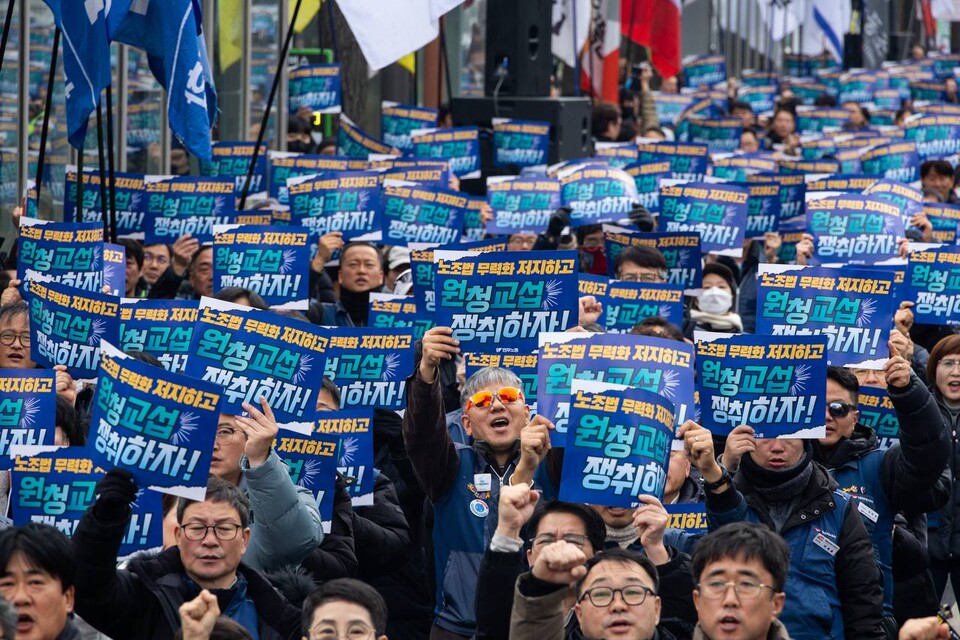 민주노총이 10일 서울 용산구 대통령집무실 인근 삼각지역 앞에서 결의대회를 열고 고용노동부의 개정 노조법 후속지침과 시행령, 가이드라인 폐기를 요구했다. 민주노총은 지난 11월 25일 고용노동부가 입법예고한 지침・시행령・가이드라인이 ‘법 개정 취지를 근본적으로 훼손한다’는 점을 지적했다. 이날 대회에는 민주노총 확대간부 2천여 명이 집결했다. 사진=송승현