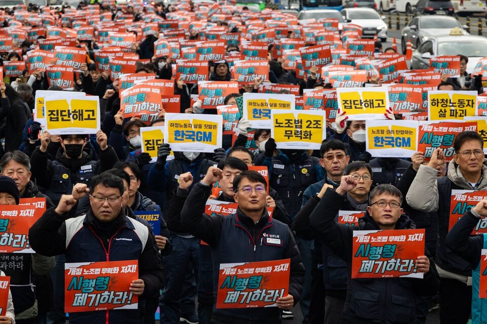 민주노총이 10일 서울 용산구 대통령집무실 인근 삼각지역 앞에서 결의대회를 열고 고용노동부의 개정 노조법 후속지침과 시행령, 가이드라인 폐기를 요구했다. 민주노총은 지난 11월 25일 고용노동부가 입법예고한 지침・시행령・가이드라인이 ‘법 개정 취지를 근본적으로 훼손한다’는 점을 지적했다. 이날 대회에는 민주노총 확대간부 2천여 명이 집결했다. 사진=송승현