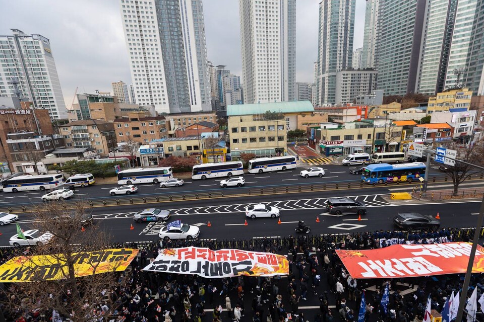 민주노총이 10일 서울 용산구 대통령집무실 인근 삼각지역 앞에서 결의대회를 열고 고용노동부의 개정 노조법 후속지침과 시행령, 가이드라인 폐기를 요구했다. 민주노총은 지난 11월 25일 고용노동부가 입법예고한 지침・시행령・가이드라인이 ‘법 개정 취지를 근본적으로 훼손한다’는 점을 지적했다. 이날 대회에는 민주노총 확대간부 2천여 명이 집결했다. 사진=송승현