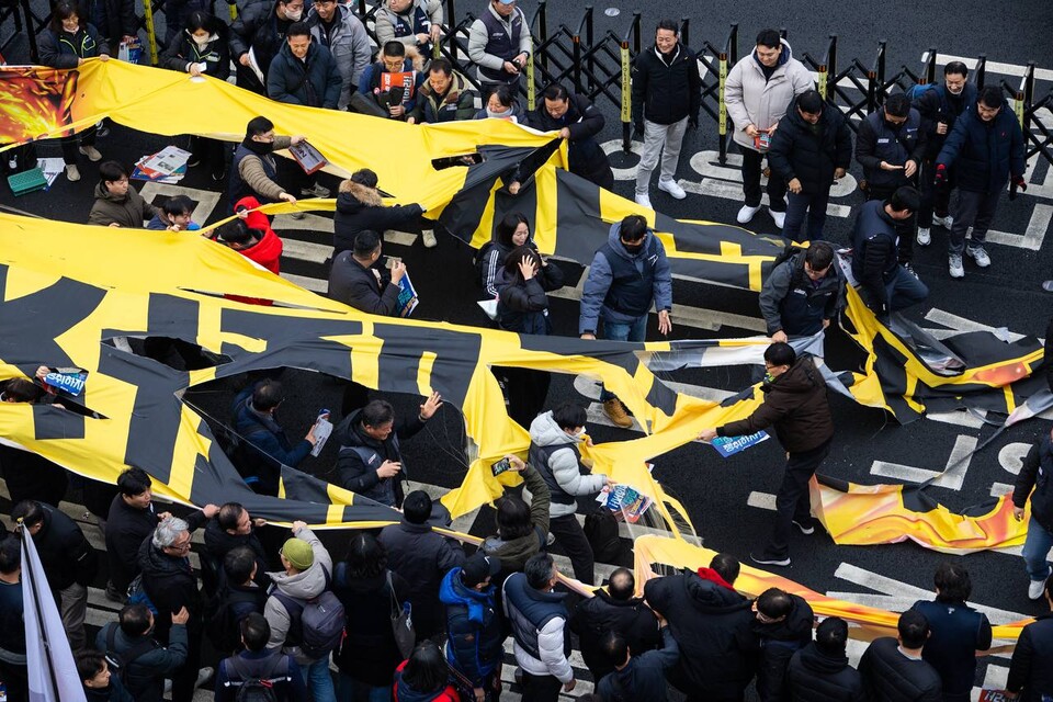 민주노총이 10일 서울 용산구 대통령집무실 인근 삼각지역 앞에서 결의대회를 열고 고용노동부의 개정 노조법 후속지침과 시행령, 가이드라인 폐기를 요구했다. 민주노총은 지난 11월 25일 고용노동부가 입법예고한 지침・시행령・가이드라인이 ‘법 개정 취지를 근본적으로 훼손한다’는 점을 지적했다. 이날 대회에는 민주노총 확대간부 2천여 명이 집결했다. 사진=송승현