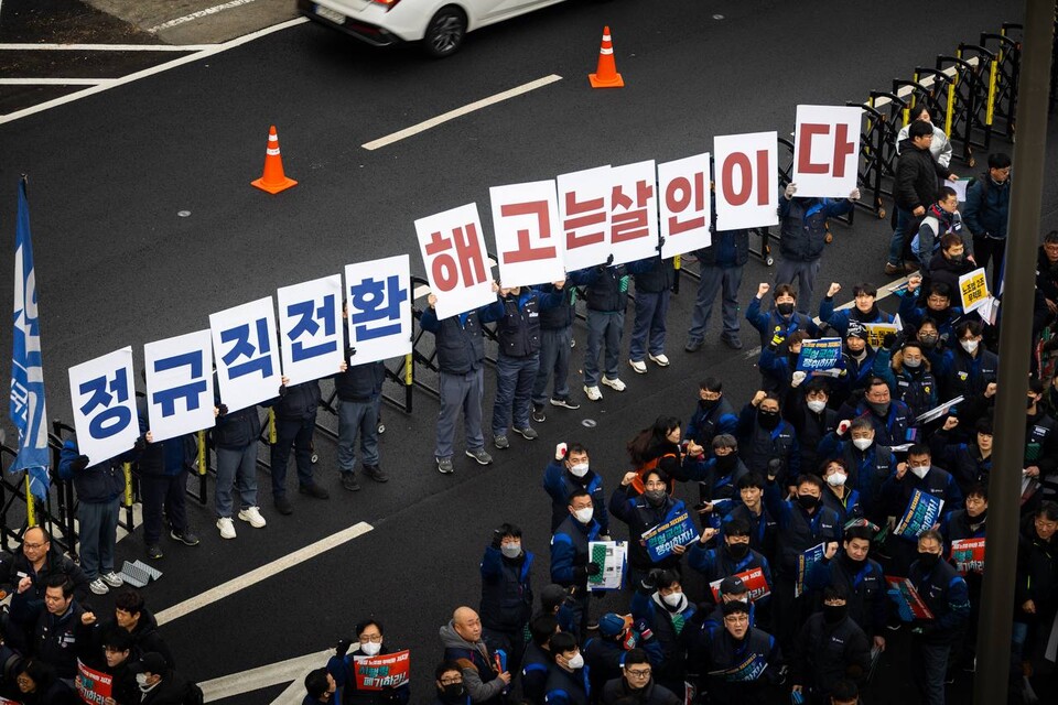 민주노총이 10일 서울 용산구 대통령집무실 인근 삼각지역 앞에서 결의대회를 열고 고용노동부의 개정 노조법 후속지침과 시행령, 가이드라인 폐기를 요구했다. 민주노총은 지난 11월 25일 고용노동부가 입법예고한 지침・시행령・가이드라인이 ‘법 개정 취지를 근본적으로 훼손한다’는 점을 지적했다. 이날 대회에는 민주노총 확대간부 2천여 명이 집결했다. 사진=송승현