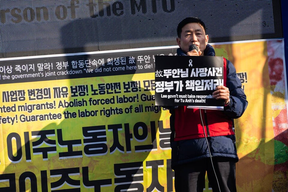 14일 오후 2시 300여 명의 이주노동자와 시민들이 서울역광장에 모여 정부 합동단속에 목숨을 잃은 이주노동자 故 뚜안 씨를 추모하며 이재명 정부에 재발방지와 책임을 요구하는 전국이주노동자대회를 열었다. 오는 18일은 UN이 정한 세계 이주노동자의 날이다. 우다야 라이 이주노조 위원장. 사진=송승현