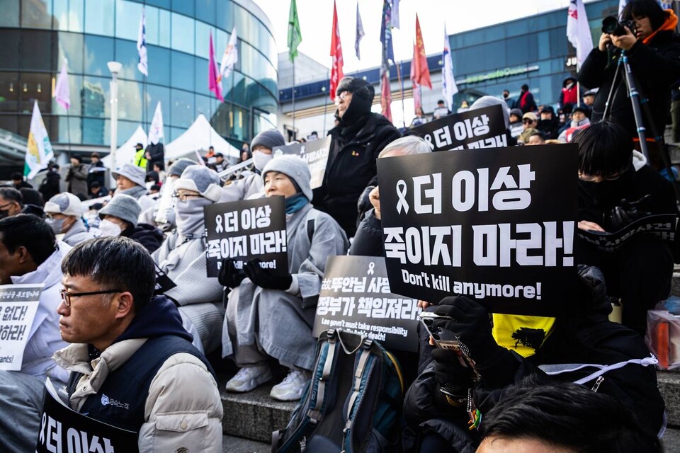 14일 오후 2시 300여 명의 이주노동자와 시민들이 서울역광장에 모여 정부 합동단속에 목숨을 잃은 이주노동자 故 뚜안 씨를 추모하며 이재명 정부에 재발방지와 책임을 요구하는 전국이주노동자대회를 열었다. 오는 18일은 UN이 정한 세계 이주노동자의 날이다. 사진=송승현