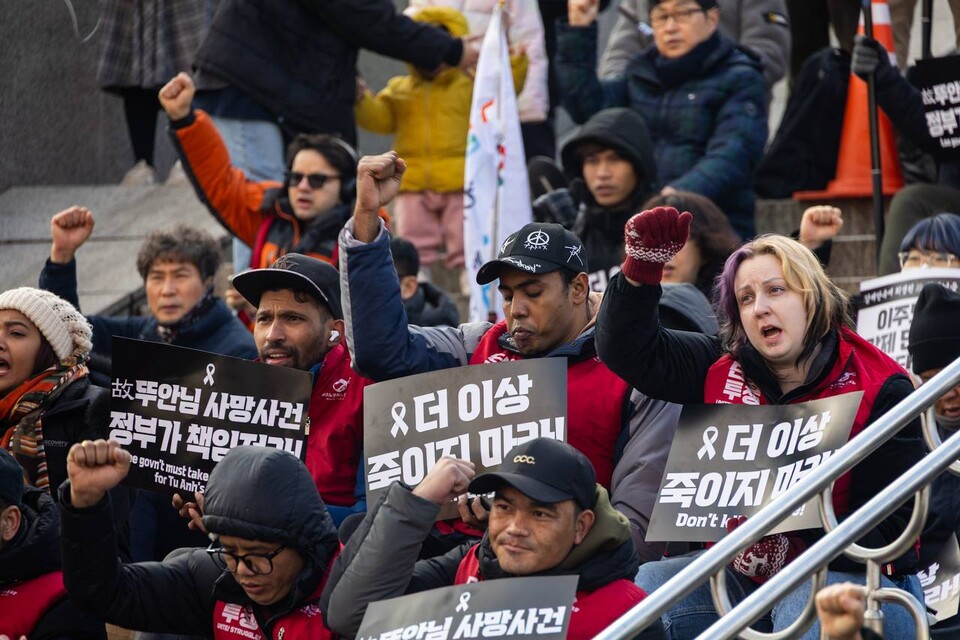 14일 오후 2시 300여 명의 이주노동자와 시민들이 서울역광장에 모여 정부 합동단속에 목숨을 잃은 이주노동자 故 뚜안 씨를 추모하며 이재명 정부에 재발방지와 책임을 요구하는 전국이주노동자대회를 열었다. 오는 18일은 UN이 정한 세계 이주노동자의 날이다. 사진=송승현