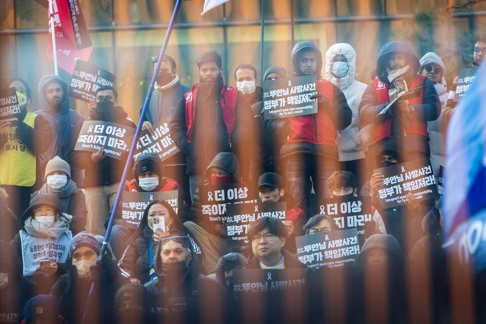 14일 오후 2시 300여 명의 이주노동자와 시민들이 서울역광장에 모여 정부 합동단속에 목숨을 잃은 이주노동자 故 뚜안 씨를 추모하며 이재명 정부에 재발방지와 책임을 요구하는 전국이주노동자대회를 열었다. 오는 18일은 UN이 정한 세계 이주노동자의 날이다. 사진=송승현