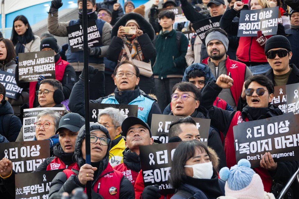 14일 오후 2시 300여 명의 이주노동자와 시민들이 서울역광장에 모여 정부 합동단속에 목숨을 잃은 이주노동자 故 뚜안 씨를 추모하며 이재명 정부에 재발방지와 책임을 요구하는 전국이주노동자대회를 열었다. 오는 18일은 UN이 정한 세계 이주노동자의 날이다. 사진=송승현