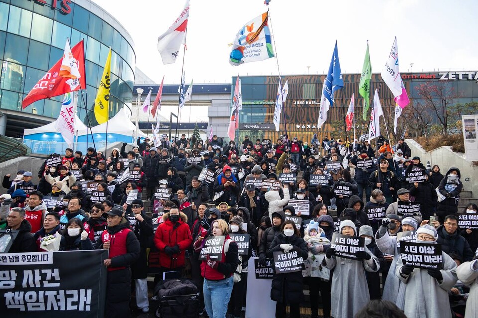 14일 오후 2시 300여 명의 이주노동자와 시민들이 서울역광장에 모여 정부 합동단속에 목숨을 잃은 이주노동자 故 뚜안 씨를 추모하며 이재명 정부에 재발방지와 책임을 요구하는 전국이주노동자대회를 열었다. 오는 18일은 UN이 정한 세계 이주노동자의 날이다. 사진=송승현