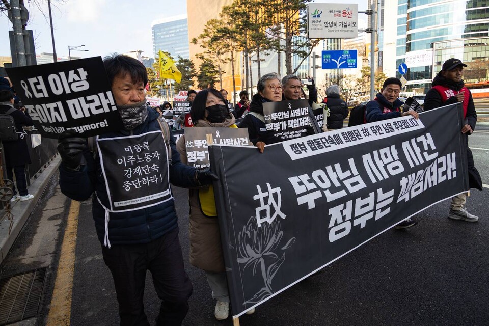 14일 오후 2시 300여 명의 이주노동자와 시민들이 서울역광장에 모여 정부 합동단속에 목숨을 잃은 이주노동자 故 뚜안 씨를 추모하며 이재명 정부에 재발방지와 책임을 요구하는 전국이주노동자대회를 열었다. 오는 18일은 UN이 정한 세계 이주노동자의 날이다. 사진=송승현