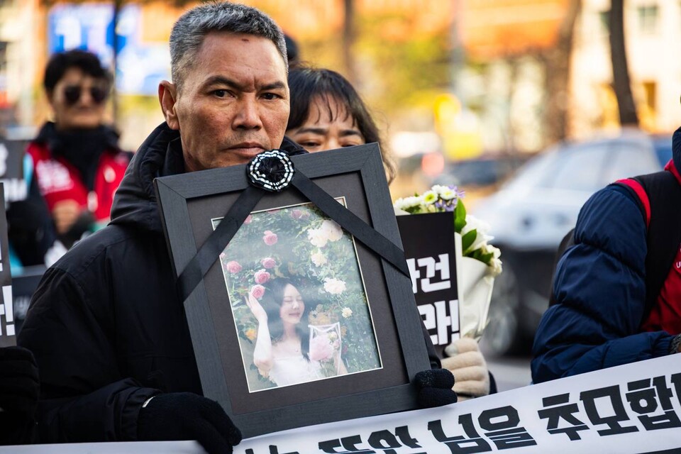 14일 오후 2시 300여 명의 이주노동자와 시민들이 서울역광장에 모여 정부 합동단속에 목숨을 잃은 이주노동자 故 뚜안 씨를 추모하며 이재명 정부에 재발방지와 책임을 요구하는 전국이주노동자대회를 열었다. 오는 18일은 UN이 정한 세계 이주노동자의 날이다. 사진=송승현