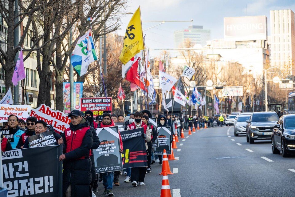 14일 오후 2시 300여 명의 이주노동자와 시민들이 서울역광장에 모여 정부 합동단속에 목숨을 잃은 이주노동자 故 뚜안 씨를 추모하며 이재명 정부에 재발방지와 책임을 요구하는 전국이주노동자대회를 열었다. 오는 18일은 UN이 정한 세계 이주노동자의 날이다. 사진=송승현