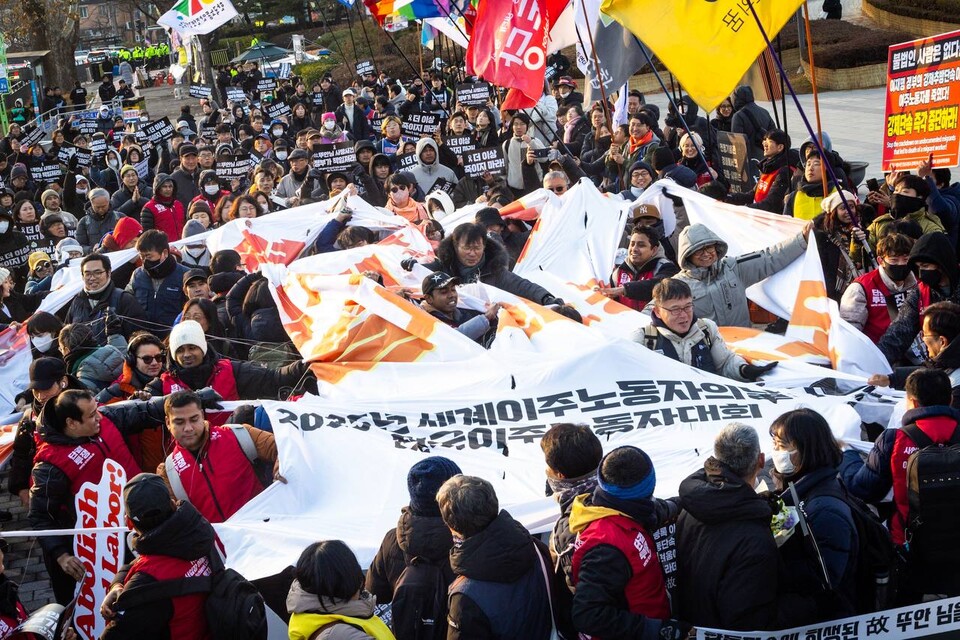 14일 오후 2시 300여 명의 이주노동자와 시민들이 서울역광장에 모여 정부 합동단속에 목숨을 잃은 이주노동자 故 뚜안 씨를 추모하며 이재명 정부에 재발방지와 책임을 요구하는 전국이주노동자대회를 열었다. 오는 18일은 UN이 정한 세계 이주노동자의 날이다. 사진=송승현