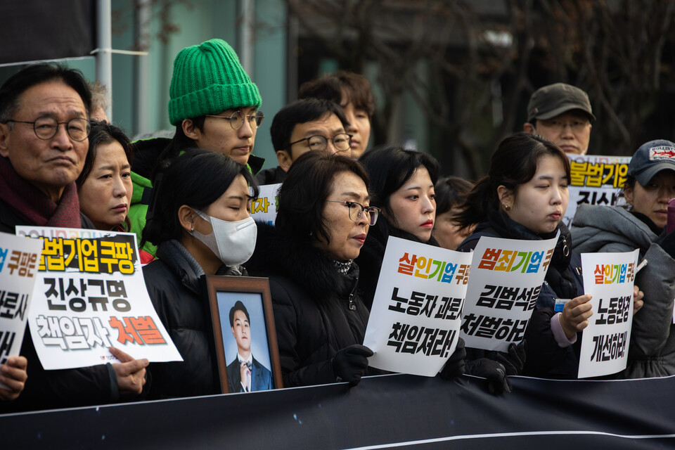 민주노총과 시민사회가 29일 오전 11시 서울 송파구 쿠팡 본사 앞에서 반노동 반사회 범죄기업 쿠팡 규탄 노동자 시민 공동행동을 열어 범죄기업 쿠팡 규탄에 나섰다. 이들은 과로·산재·노동권 침해와 개인정보 유출 등 쿠팡의 총체적 범죄를 규탄하며 김범석 의장의 책임 있는 사과와 국회 출석, 엄정 수사를 촉구했다. 사진=송승현