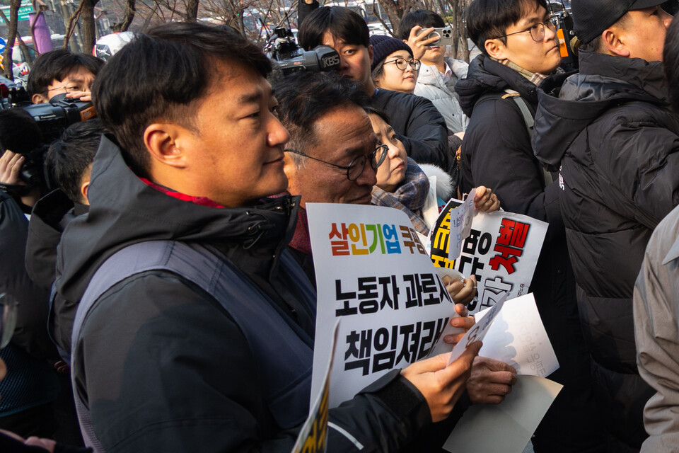 민주노총과 시민사회가 29일 오전 11시 서울 송파구 쿠팡 본사 앞에서 반노동 반사회 범죄기업 쿠팡 규탄 노동자 시민 공동행동을 열어 범죄기업 쿠팡 규탄에 나섰다. 이들은 과로·산재·노동권 침해와 개인정보 유출 등 쿠팡의 총체적 범죄를 규탄하며 김범석 의장의 책임 있는 사과와 국회 출석, 엄정 수사를 촉구했다. 사진=송승현