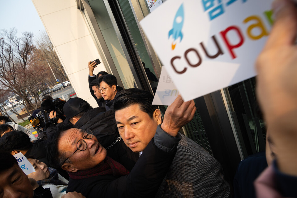 민주노총과 시민사회가 29일 오전 11시 서울 송파구 쿠팡 본사 앞에서 반노동 반사회 범죄기업 쿠팡 규탄 노동자 시민 공동행동을 열어 범죄기업 쿠팡 규탄에 나섰다. 이들은 과로·산재·노동권 침해와 개인정보 유출 등 쿠팡의 총체적 범죄를 규탄하며 김범석 의장의 책임 있는 사과와 국회 출석, 엄정 수사를 촉구했다. 사진=송승현