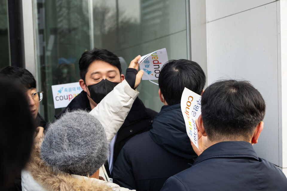 민주노총과 시민사회가 29일 오전 11시 서울 송파구 쿠팡 본사 앞에서 반노동 반사회 범죄기업 쿠팡 규탄 노동자 시민 공동행동을 열어 범죄기업 쿠팡 규탄에 나섰다. 이들은 과로·산재·노동권 침해와 개인정보 유출 등 쿠팡의 총체적 범죄를 규탄하며 김범석 의장의 책임 있는 사과와 국회 출석, 엄정 수사를 촉구했다. 사진=송승현