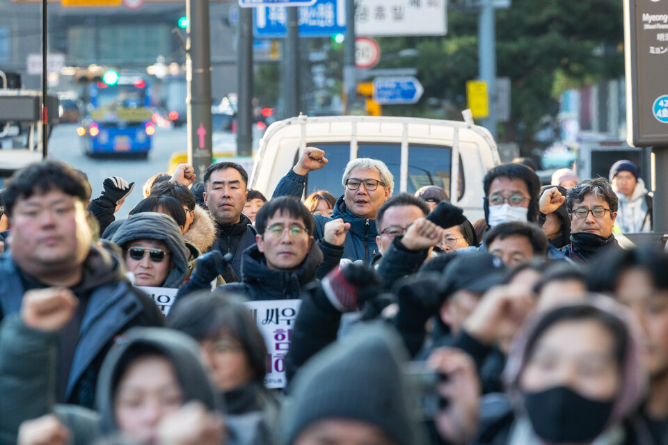 민주노총 투쟁사업장 투쟁승리 문화제가 30일 오후 4시 고진수 지부장의 고공농성장이 있는 서울 중구 세종호텔 앞에서 열렸다. 사진=송승현