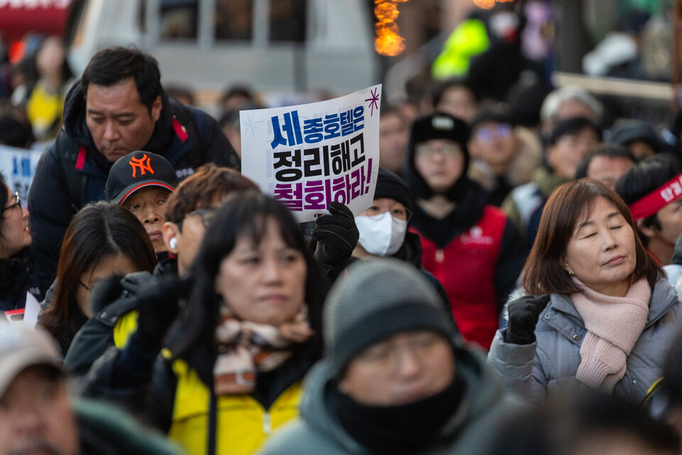 민주노총 투쟁사업장 투쟁승리 문화제가 30일 오후 4시 고진수 지부장의 고공농성장이 있는 서울 중구 세종호텔 앞에서 열렸다. 사진=송승현