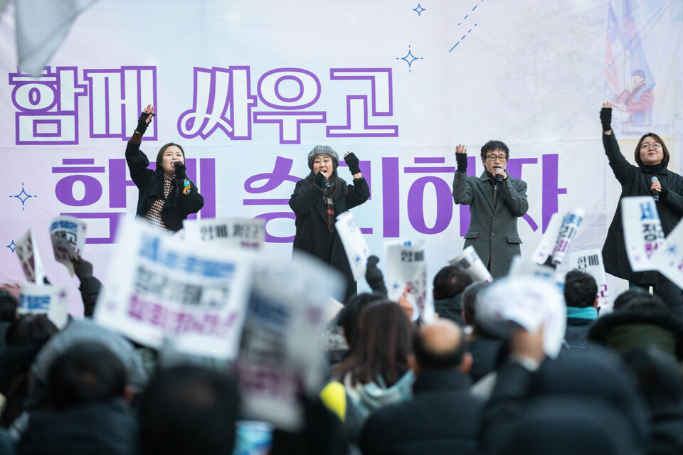 민주노총 투쟁사업장 투쟁승리 문화제가 30일 오후 4시 고진수 지부장의 고공농성장이 있는 서울 중구 세종호텔 앞에서 열렸다. 사진=송승현