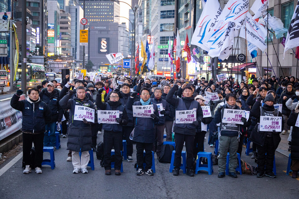 민주노총 투쟁사업장 투쟁승리 문화제가 30일 오후 4시 고진수 지부장의 고공농성장이 있는 서울 중구 세종호텔 앞에서 열렸다. 사진=송승현