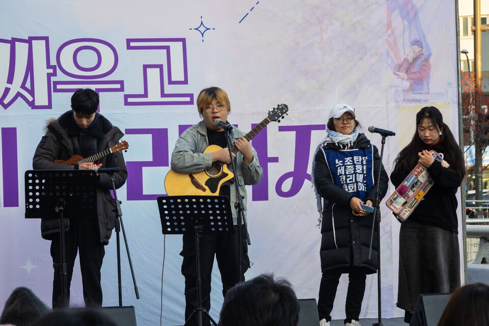 민주노총 투쟁사업장 투쟁승리 문화제가 30일 오후 4시 고진수 지부장의 고공농성장이 있는 서울 중구 세종호텔 앞에서 열렸다. 사진=송승현