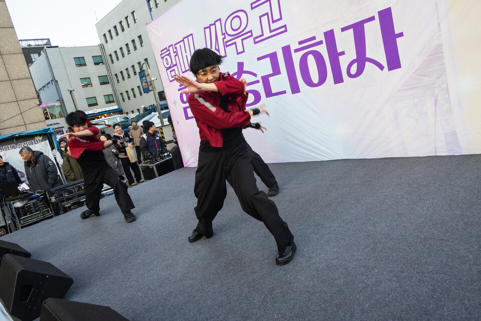 민주노총 투쟁사업장 투쟁승리 문화제가 30일 오후 4시 고진수 지부장의 고공농성장이 있는 서울 중구 세종호텔 앞에서 열렸다. 사진=송승현