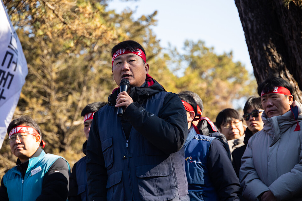 민주노총이 5일 오전 10시30분 경기도 남양주 마석모란공원 민족민주열사묘역 전태일 열사 묘역에서 서울과 수도권 지역 민주노총 가맹 산하조직의 대표자, 간부와 조합원이 참석한 가운데 2026년 새해를 여는 시무식을 진행했다. 사진=민주노총