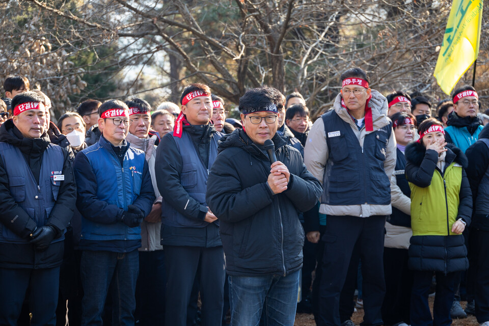 민주노총이 5일 오전 10시30분 경기도 남양주 마석모란공원 민족민주열사묘역 전태일 열사 묘역에서 서울과 수도권 지역 민주노총 가맹 산하조직의 대표자, 간부와 조합원이 참석한 가운데 2026년 새해를 여는 시무식을 진행했다. 사진=민주노총