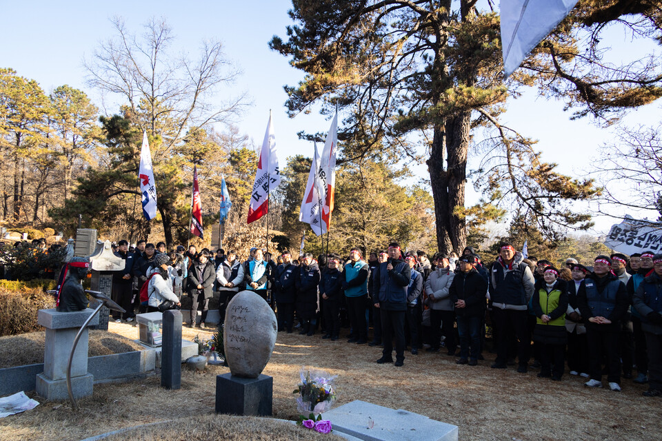 민주노총이 5일 오전 10시30분 경기도 남양주 마석모란공원 민족민주열사묘역 전태일 열사 묘역에서 서울과 수도권 지역 민주노총 가맹 산하조직의 대표자, 간부와 조합원이 참석한 가운데 2026년 새해를 여는 시무식을 진행했다. 사진=민주노총