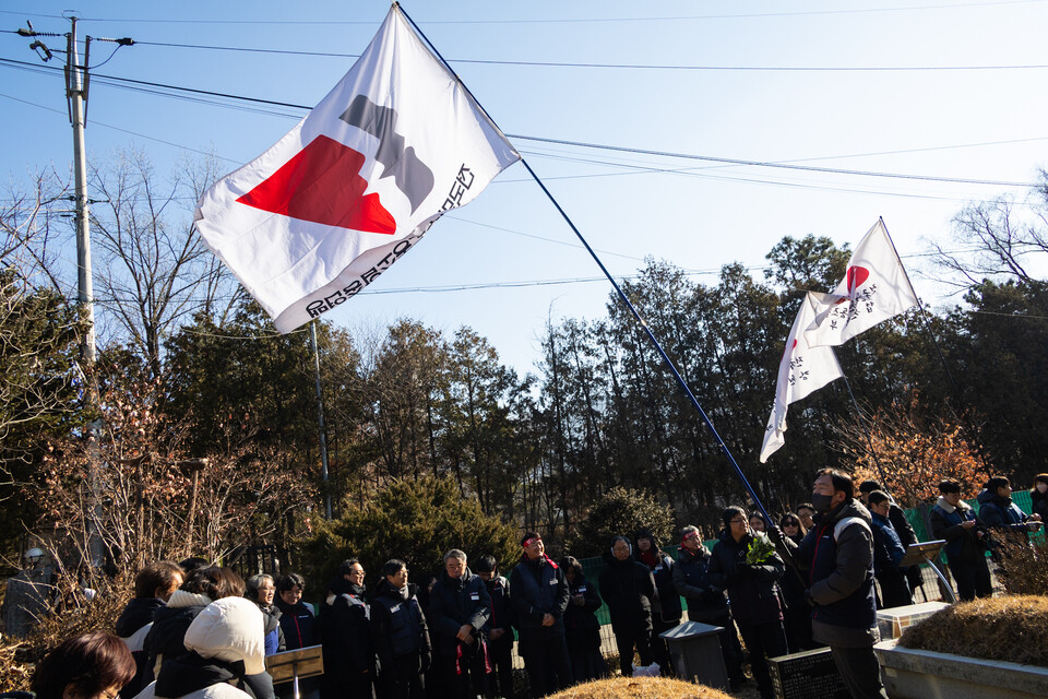 민주노총이 5일 오전 10시30분 경기도 남양주 마석모란공원 민족민주열사묘역 전태일 열사 묘역에서 서울과 수도권 지역 민주노총 가맹 산하조직의 대표자, 간부와 조합원이 참석한 가운데 2026년 새해를 여는 시무식을 진행했다. 사진=민주노총