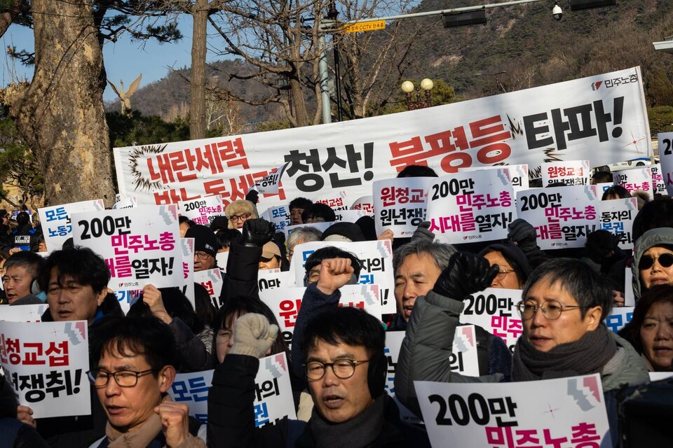 민주노총이 7일 오전 11시 서울 종로구 청와대 인근에서 2026년을 원청교섭의 원년으로 선포했다. 가맹산하 간부 100여 명이 모인 가운데 민주노총은 일하는 모든 사람들의 실질적인 노동기본권을 쟁취하겠다고 결의했다. 사진=민주노총