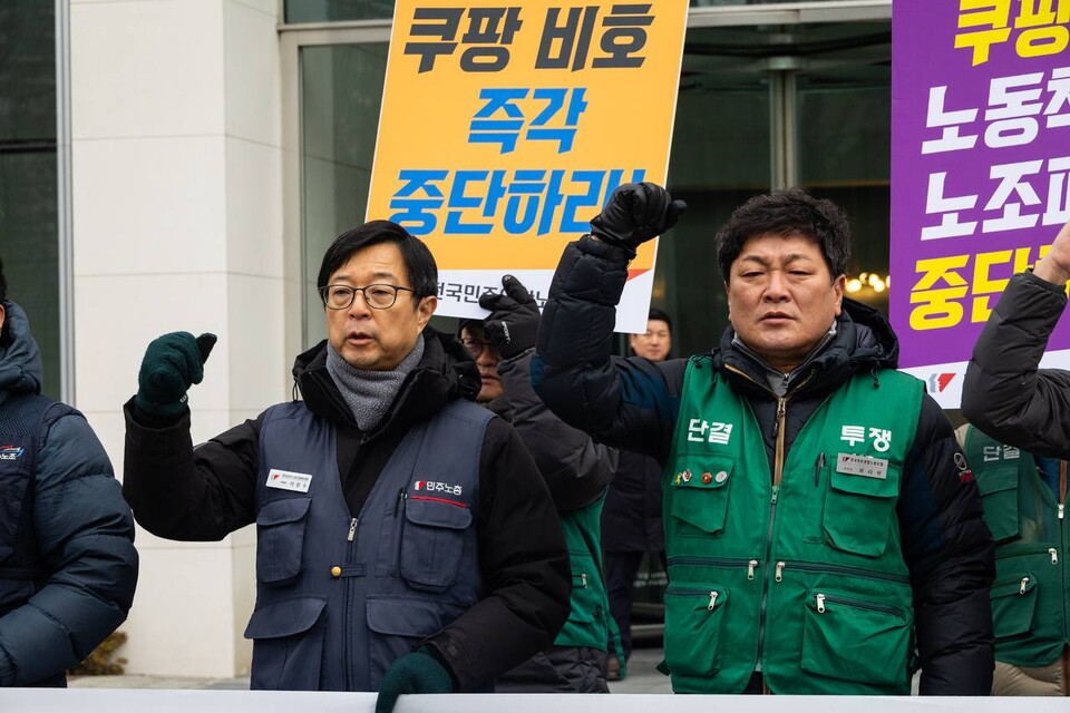 민주일반연맹 민주연합노조가 지난 8~14일 실시한 조합원 설문조사에 따르면 민주연합노조 조합원 84%가 자발적 탈팡 선언에 동참하곘다고 밝힌 것으로 전해졌다. 민주연합노조는 26일 오전 11시 서울 송파구 잠실 쿠팡본사 앞에서 연 기자회견을 열어 이러한 설문조사 결과를 발표하는 한편 항의서한을 쿠팡 측에 전달했다. 사진=민주노총