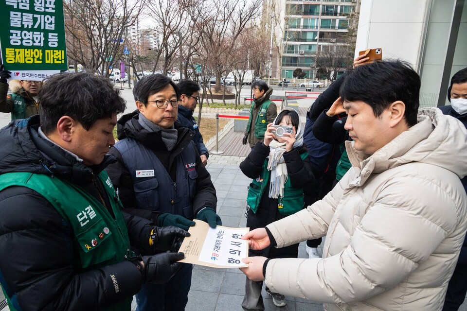 민주일반연맹 민주연합노조가 지난 8~14일 실시한 조합원 설문조사에 따르면 민주연합노조 조합원 84%가 자발적 탈팡 선언에 동참하곘다고 밝힌 것으로 전해졌다. 민주연합노조는 26일 오전 11시 서울 송파구 잠실 쿠팡본사 앞에서 연 기자회견을 열어 이러한 설문조사 결과를 발표하는 한편 항의서한을 쿠팡 측에 전달했다. 사진=민주노총
