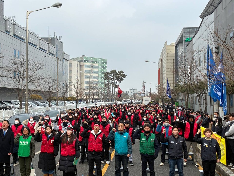 수원시 모베이스전자 본사 앞에서 우창코넥타지회가 결의대회를 열었다.