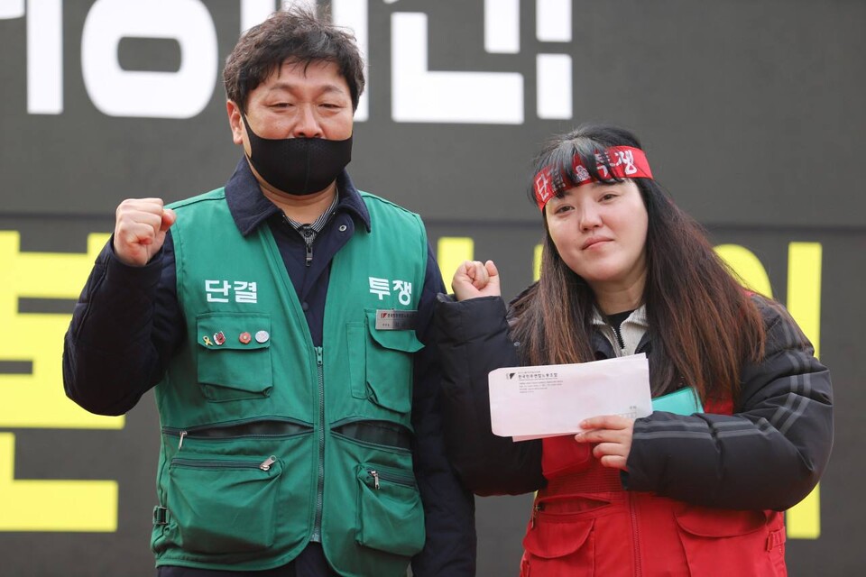 수원시 모베이스전자 본사 앞에서 우창코넥타지회가 결의대회를 열었다.